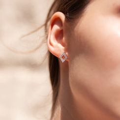 Серьги-пусеты Ромб из серебра 925 пробы с фианитами