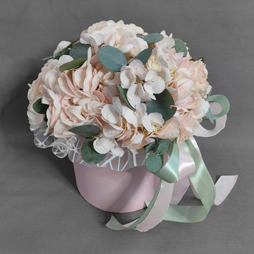 Композиция с розовой гортензией и эвкалиптом