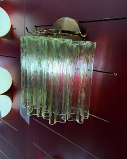 Элегантное настенное бра с фактурным стеклом