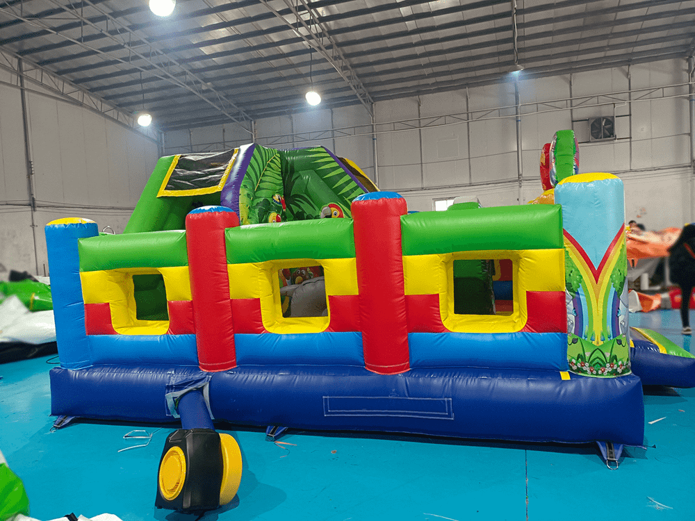 Коммерческий надувной батут «Попугайчики» с горкой, 5*4*2,8 м.