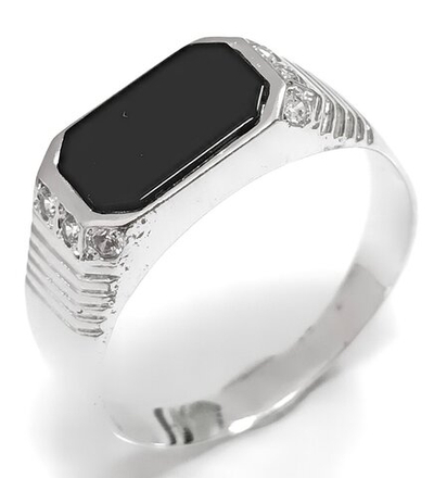 Ювелирное кольцо из серебра с ониксом