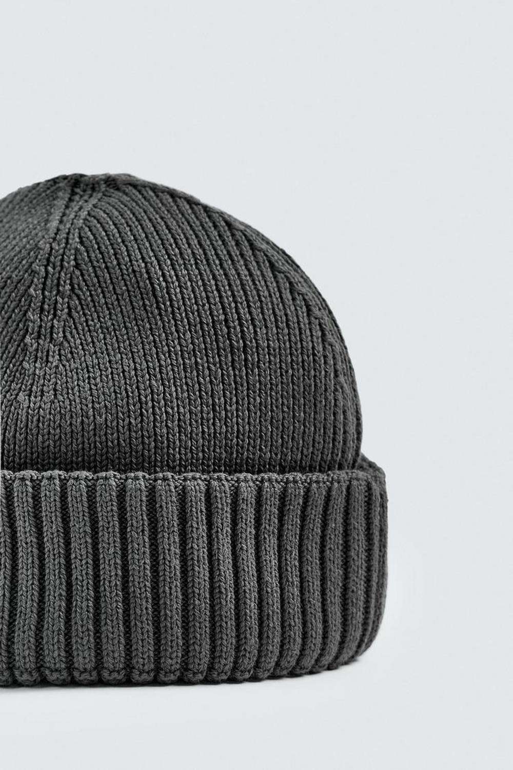 ZARA КОРОТКАЯ ТРИКОТАЖНАЯ ШАПКА, СЕРЫЙ