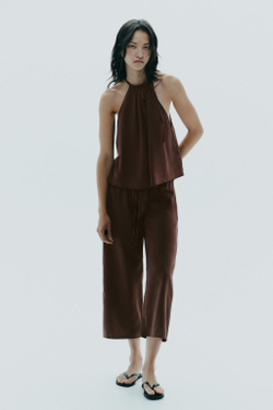 ZARA ТОП ИЗ СТРУЯЩЕЙСЯ ТКАНИ С ГОРЛОВИНОЙ ХАЛТЕР, КОРИЧНЕВЫЙ