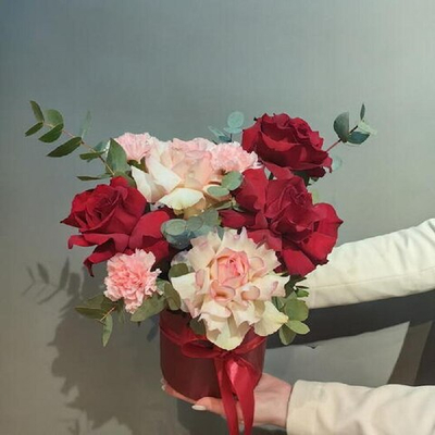 Цветы в шляпной коробке "Самсон мини" (французская роза, диантус / гвоздика, эвкалипт)