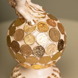 Скульптура Конь на шаре Айвори