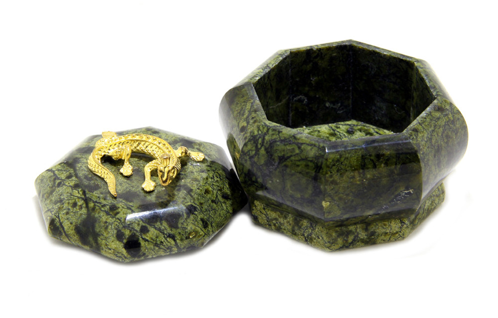 Шкатулка из камня змеевик " Восьмигранная " 6-6-5.5см вес 180гр.