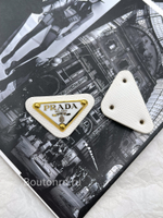 Логотип металлический Прад. на коже белый золото