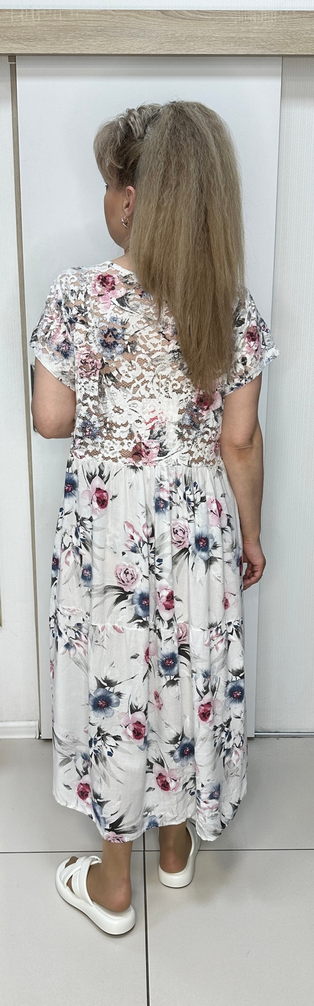 Нарядное цветное с гипюровой вставкой платье