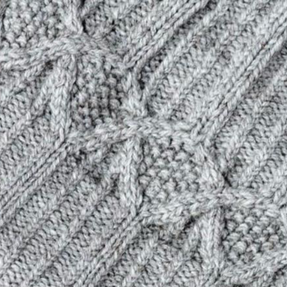 Описание по вязанию шапки спицами "Howell"