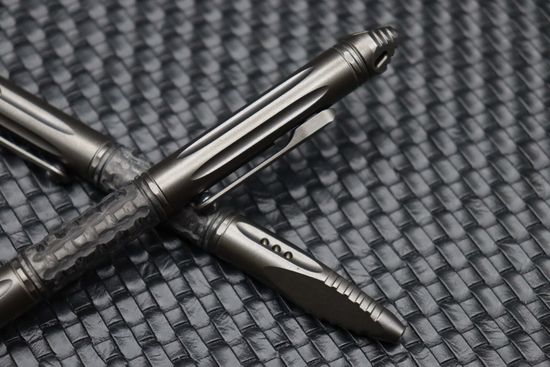 Microtech Kyroh - шариковая ручка с тритиевой светящ.вставкой, корпус титан/карбон, серый цвет