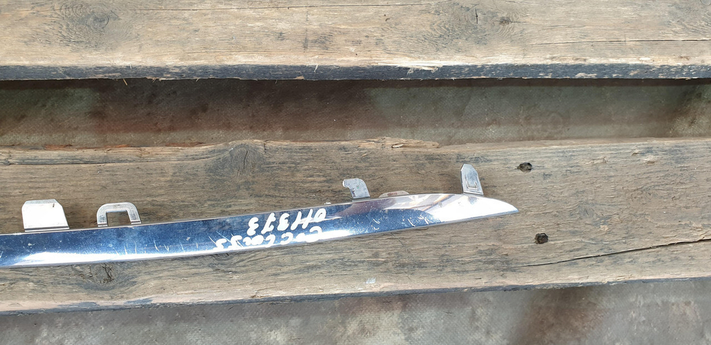 Молдинг решетки радиатора Mercedes C (W205) 14-18 Б/У Оригинал A2058880073