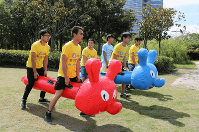 Надувная командная игра "Верхом на гусенице"