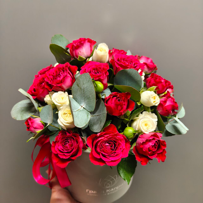 Стильная композиция с малиновыми розами Стильная композиция с малиновыми розами