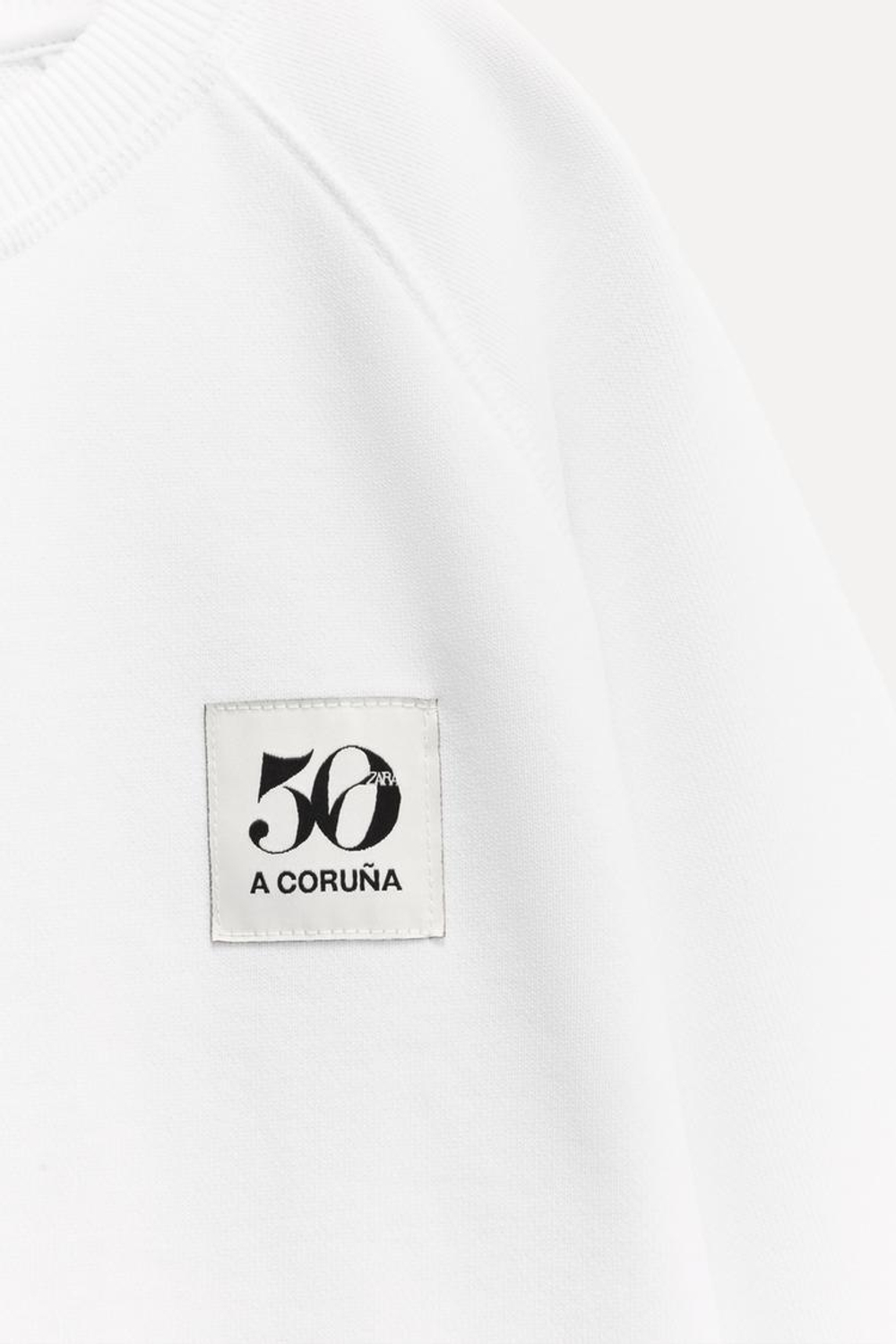 ZARA ТОЛСТОВКА С КАРМАНОМ И НАШИВКОЙ 50TH ANNIVERSARY, БЕЛЫЙ