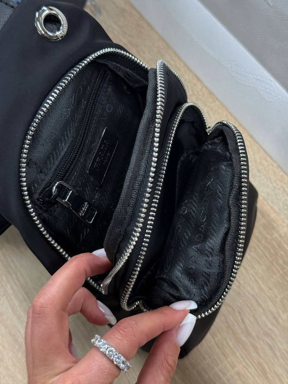 Сумка-слинг Prada