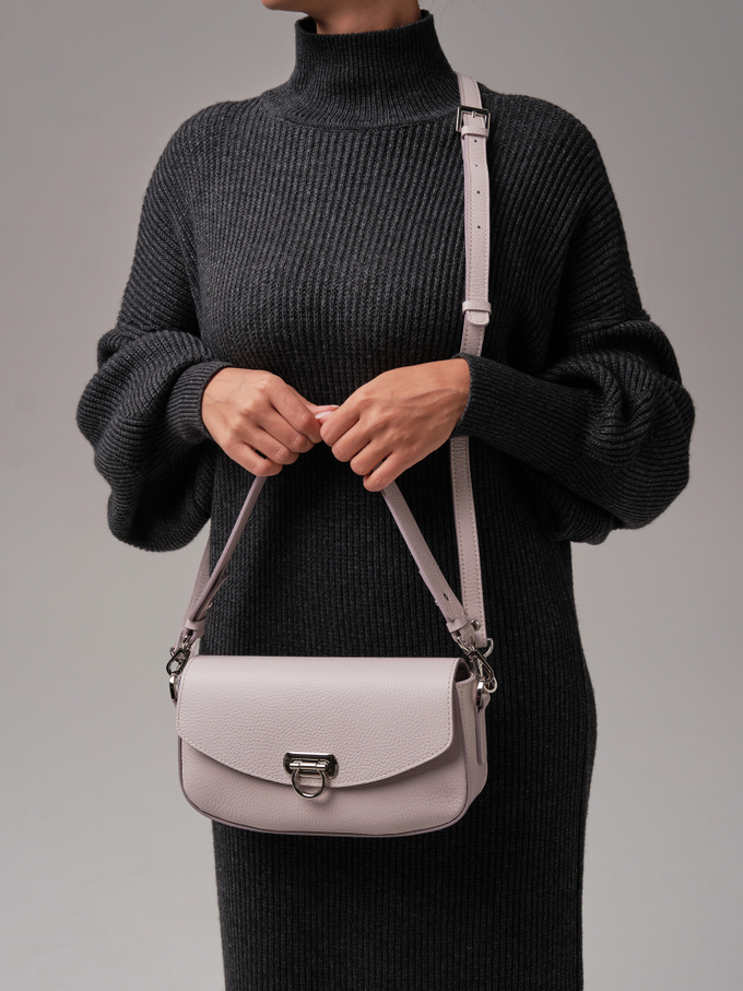 Сумка кожаная на плечо багет розовый дым