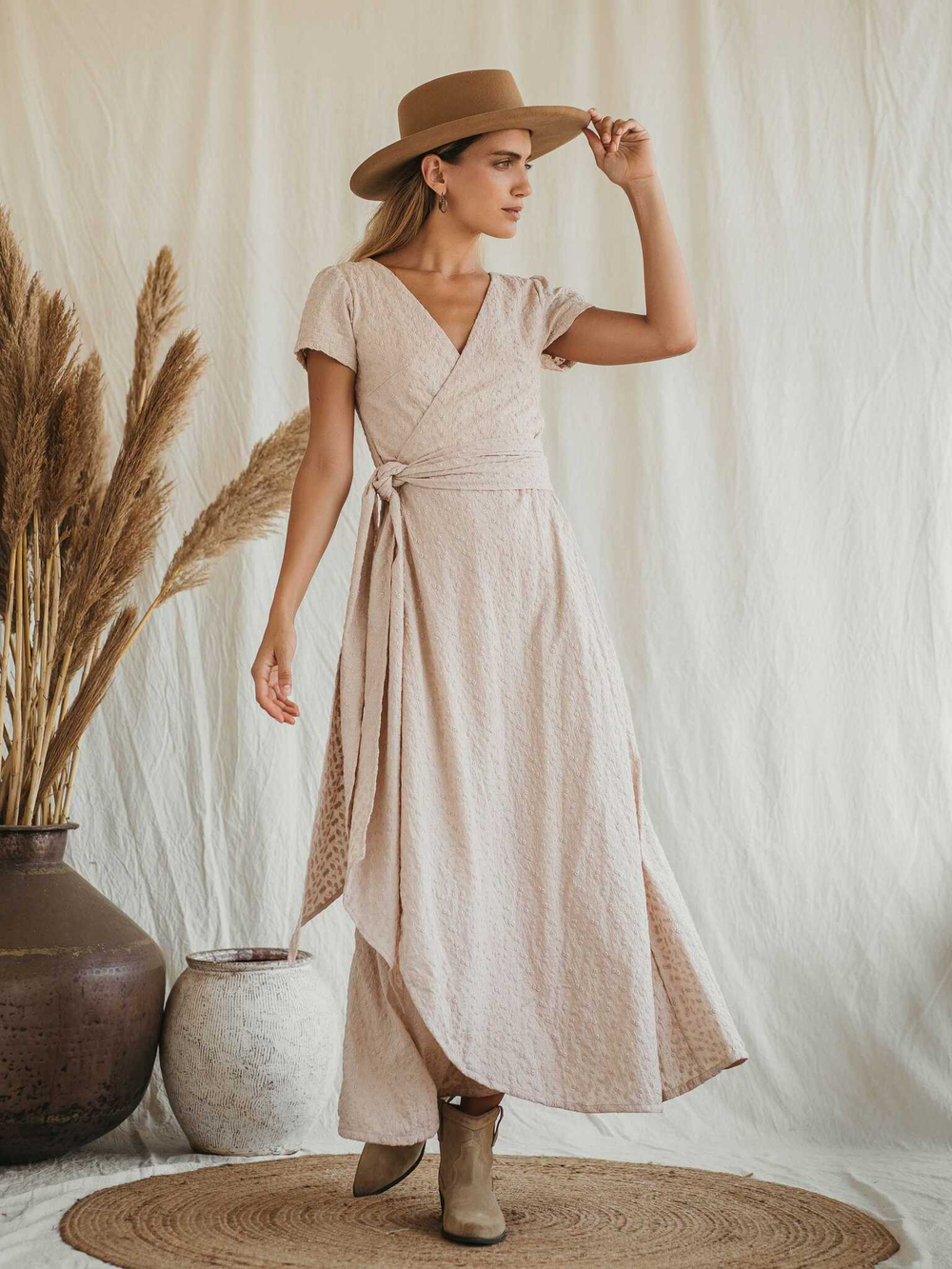 Платье из прошвы с запáхом (бежевое)