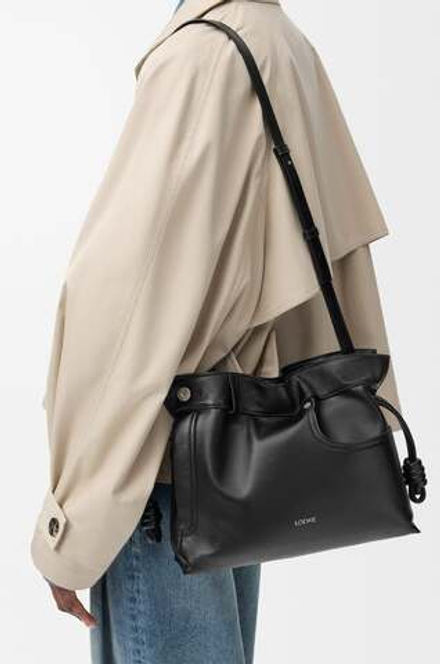 Loewe Сумка-клатч среднего размера Panta Flamenco из блестящей телячьей кожи, черный