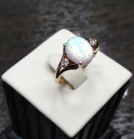 Кольцо из золота с опалами