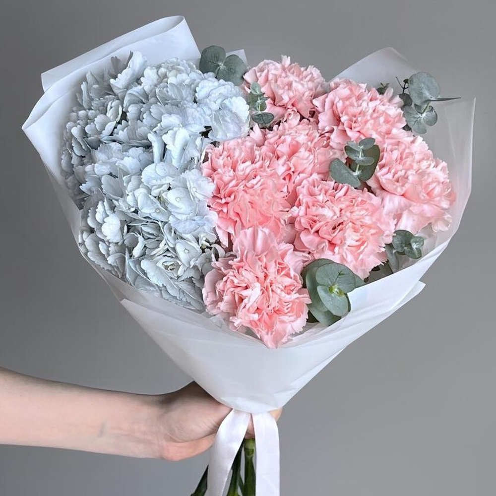 Нежный букет гортензия, диантус и эвкалипт