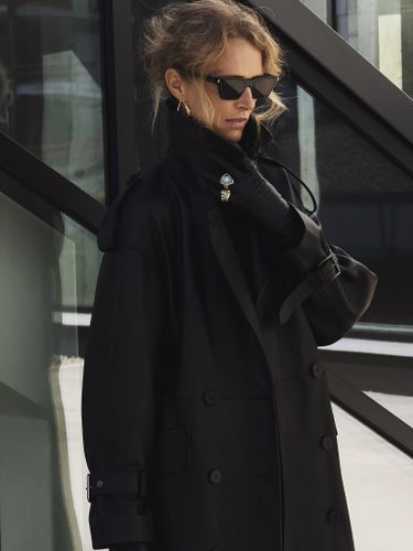 Черный кожаный тренч