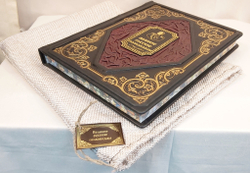 Книга в переплёте из кожи "Великие русские полководцы"