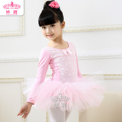 Платье с отделкой гипюром, длинным рукавом  и пышной юбкой