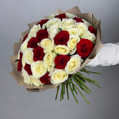 Букет цветов из 51 красно-белой розы Россия 40 см