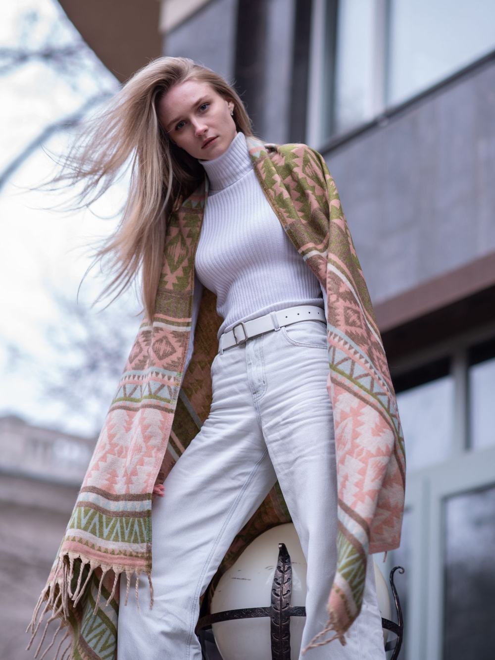 Теплый палантин с орнаментом