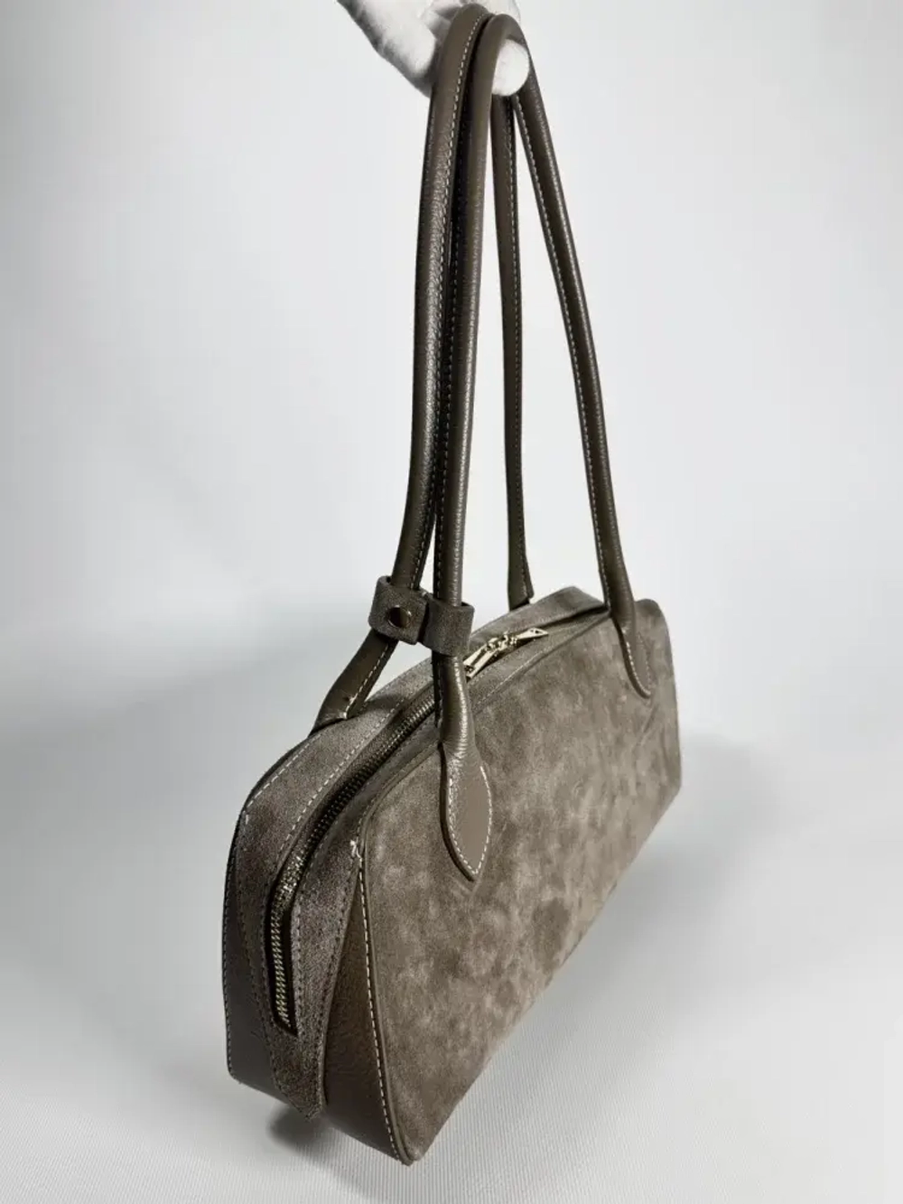 Женская сумка-багет из натуральной замши цвета тауп