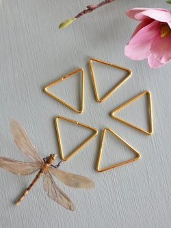 Основы металлические "Треугольники маленькие 5 см", цвет золотистый, неразъемные 5 штук /основа для декорирования металлический треугольник