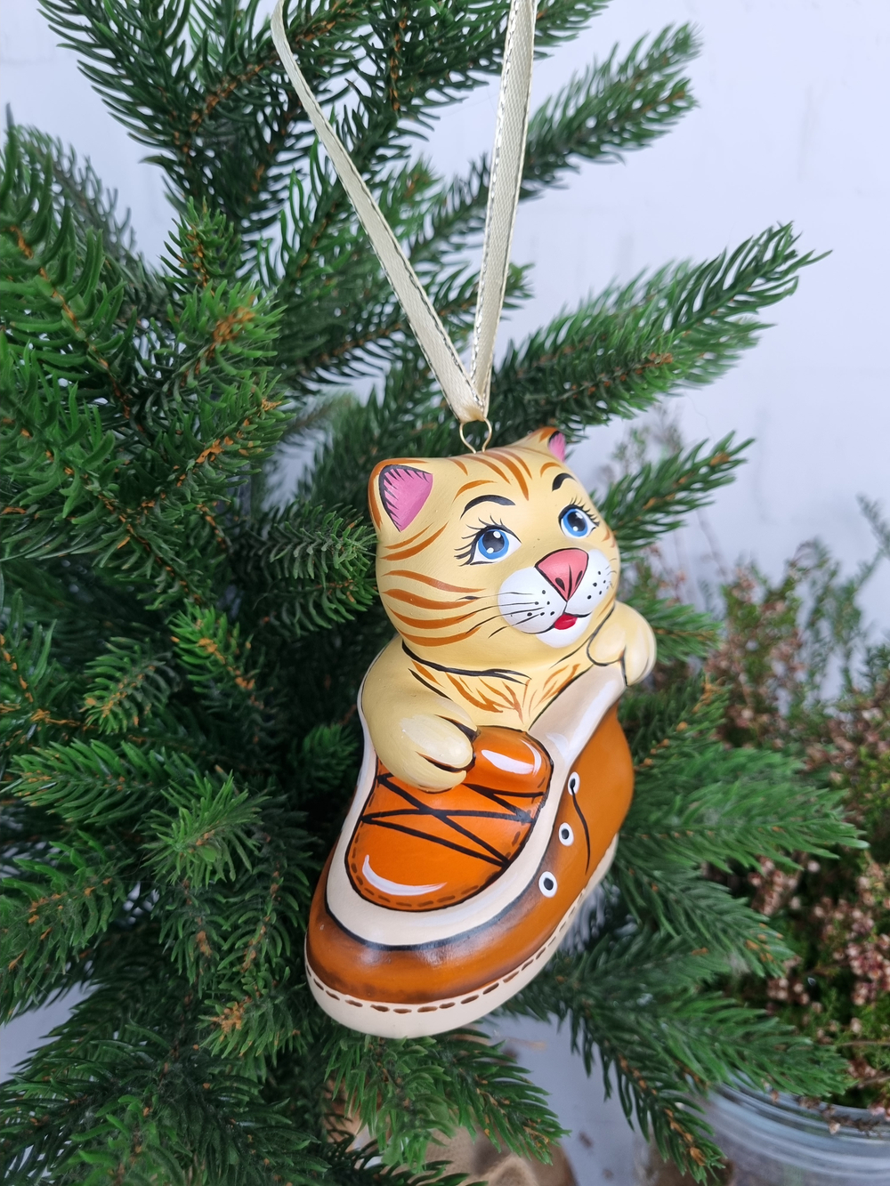 Котик в ботинке ёлочная игрушка из фарфора