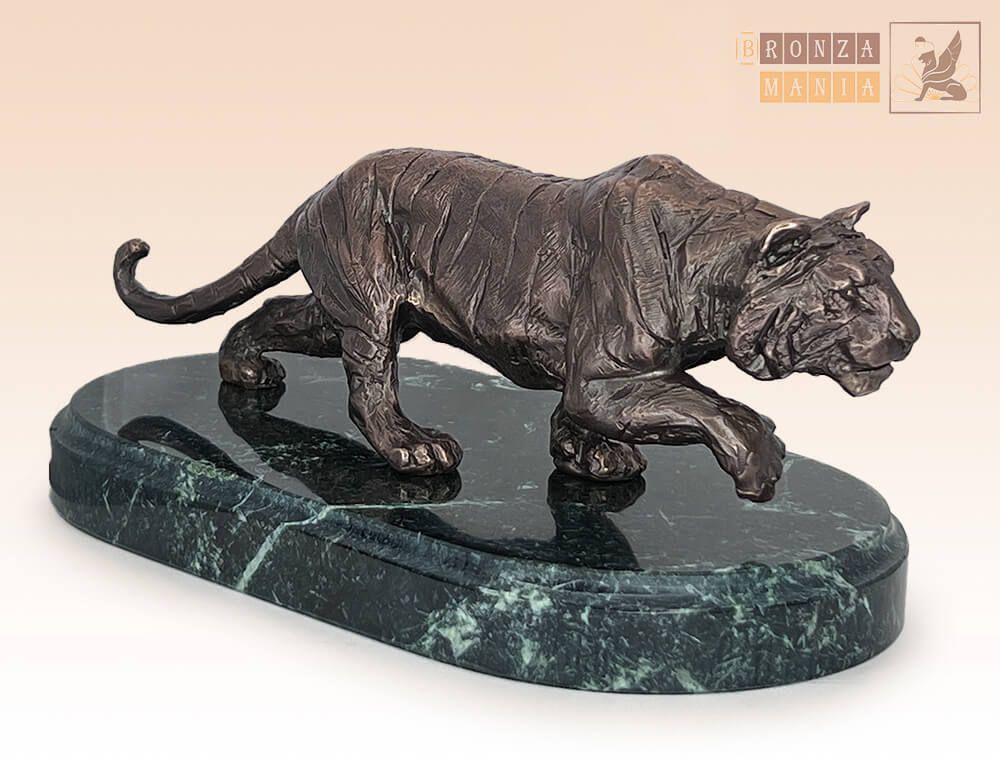 статуэтка Тигр охотящийся на змеевике