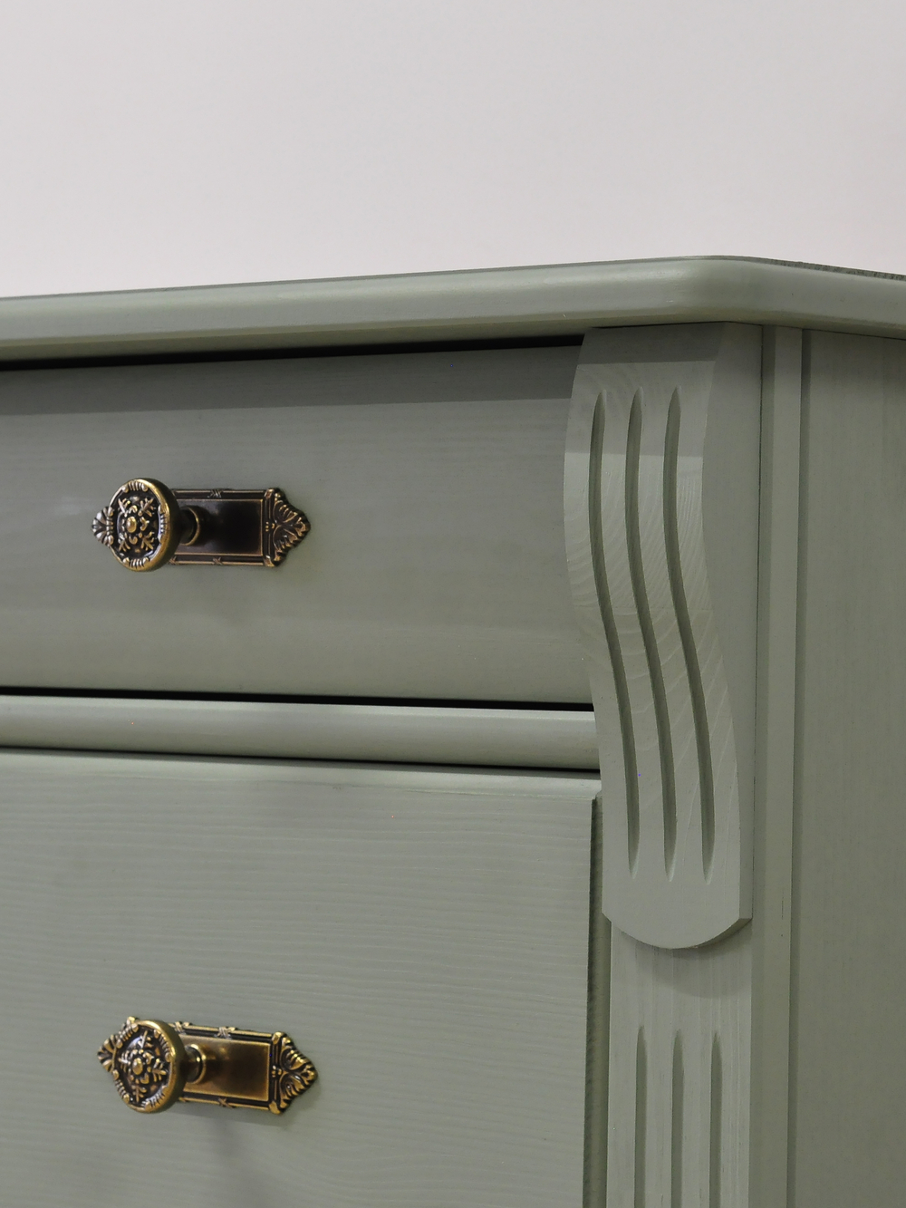 Комод для одежды Сюзанна, деревянный из массива сосны в викторианском стиле