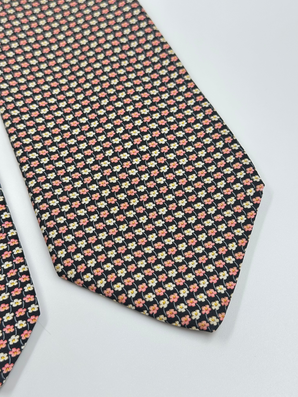 Галстук чёрный в цветочек Salvatore Ferragamo