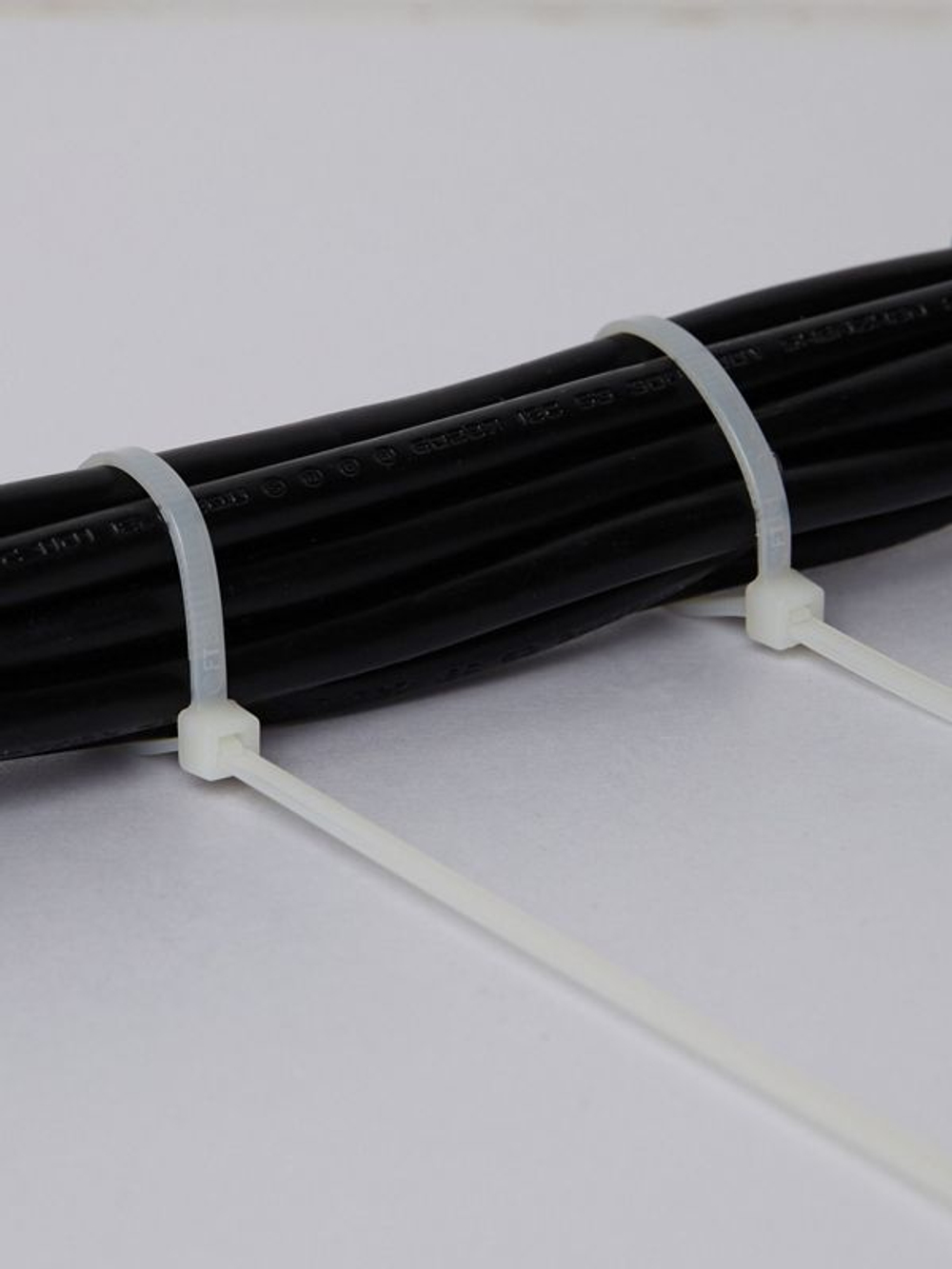 Хомут кабельный 3.6х300 нейл. бел. (уп.100шт) IEK UHH31-D036-300-100