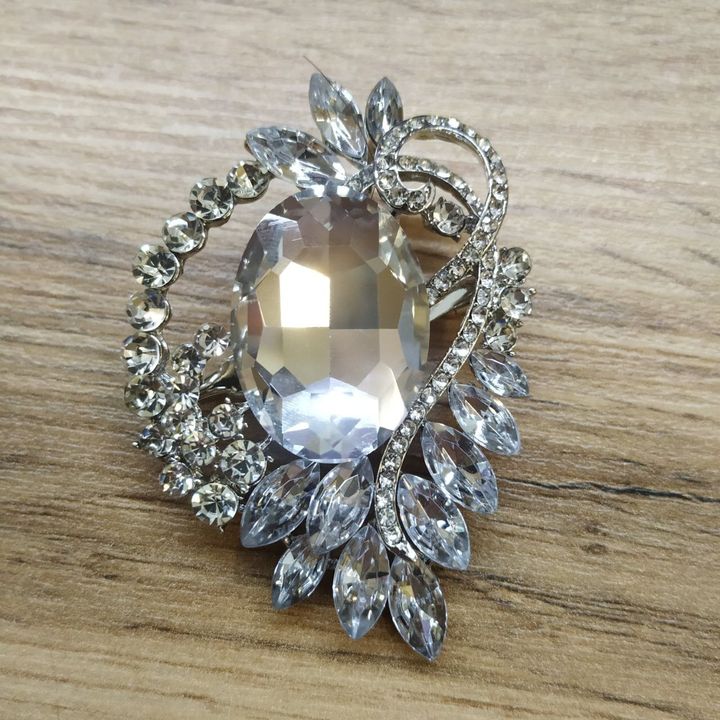 Брошь Crystals Овал с вензелями стразы стекло цвет серебристый металл серебристый