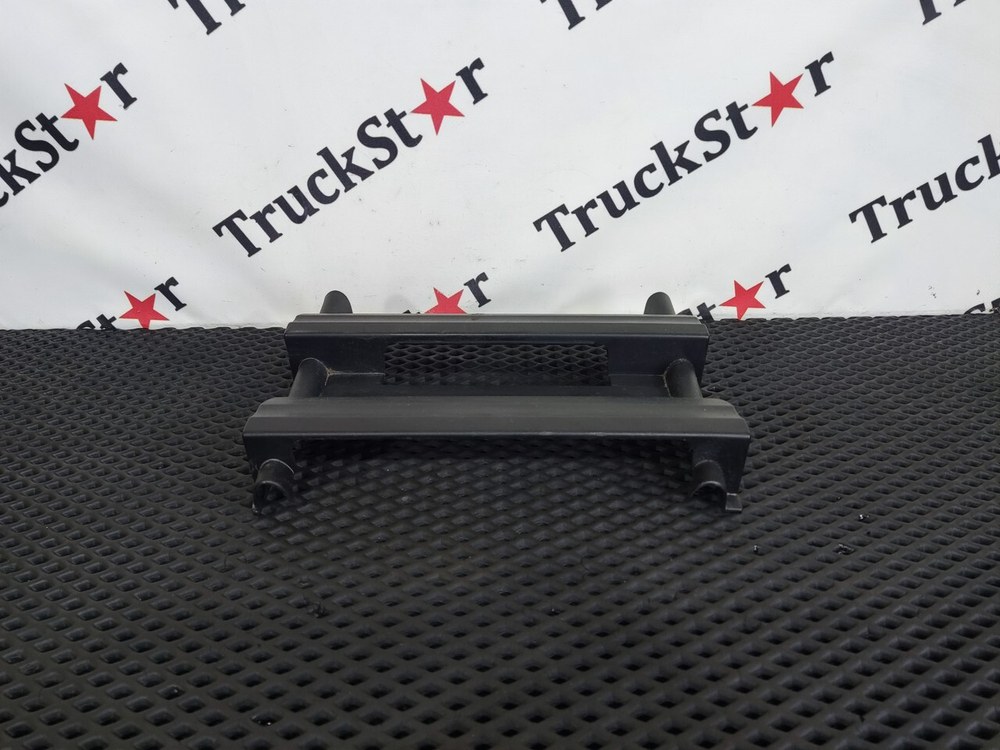 Накладка решетки радиатора левая 2018г.