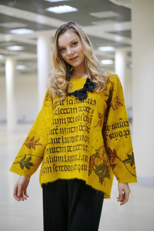 Дизайнерский свитер, по мотивам рисунков из средневековых манускриптов