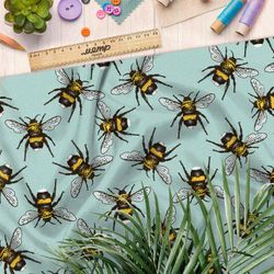 Ткань лён пчёлы на бирюзовой ткани