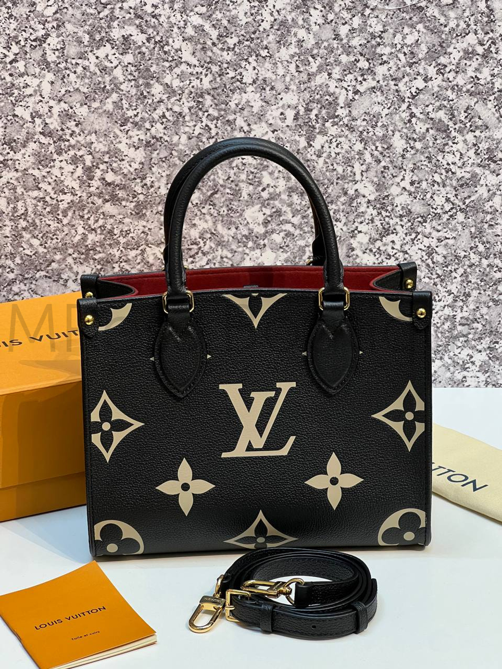 Черная сумка Louis Vuitton Onthego PM с узором монограм