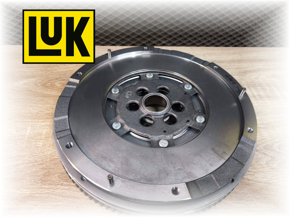 Маховик двухмассовый LUK AUDI  A4   B7 415034710