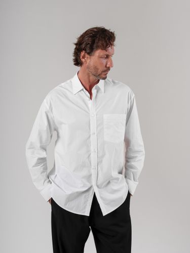 Белая хлопковая рубашка с нагрудным карманом