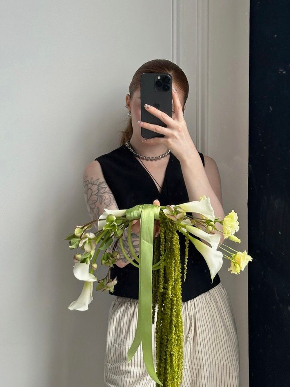 Свадебный букет из белых калл, хелеборуса, лизиантуса и зеленого амаранта