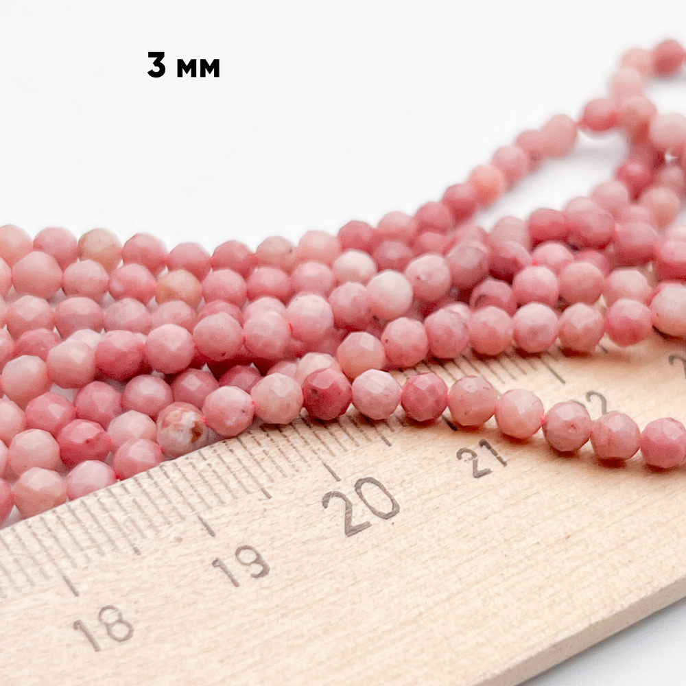 "Родонит" граненый бусины (мусковит с альбитом), диаметр около 3,3-3,5 мм, цена за отрезок 19 см (1/2 нити)