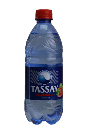 Вода Tassay газированная со вкусом клубники 0.5 л.