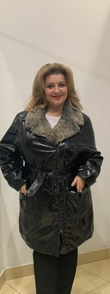 Женский утепленный плащ с поясом и сьемным меховым воротником