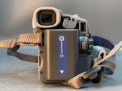 Sony DCR-TRV22E слабо держит аккумулятор