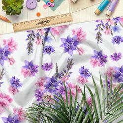 Ткань мембрана васильки, колокольчики и георгины на белом фоне