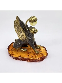 Бронзовая статуэтка на янтаре